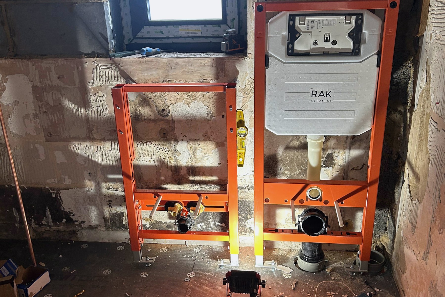 Wall-hung toilet and bidet frames with concealed cistern